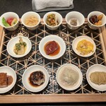 仁修樓 - 甘酢漬け　クラゲ　蒸し鶏　すっぽん煮凝り　キャラメルナッツ 　筍煮　鷄レバー　海老マヨ 　豚バラクリスピーポーク　猪焼売　小籠包　鴨肉パイ