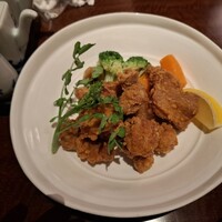 赤坂 津つ井 総本店 - 特選チキンの唐揚げです。博多の地鶏のモモ肉を使い、優しい醤油味でクリスピーに揚がっていたのでしつこさがなく、口の中に旨味が広がりました。