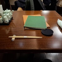 赤坂 津つ井 総本店 - 2人掛けのテーブル席です。