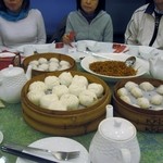 鴻星海鮮酒家　 - 料理は円卓で提供されるので皆で一つづつ料理をいただきました、最初は様々な点心から