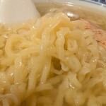 喜多方 満喜 - 中太麺がスープに絡む