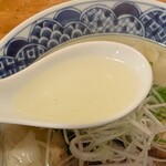 喜多方 満喜 - 透明な豚骨ベースのスープ