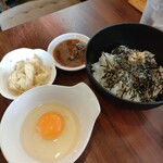 世田谷餃子 - TKG ご飯(鰹節と刻み海苔) 茹でキャベツ?、辛味噌タレ、卵