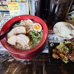 麺屋ジョニー - ●厚切り炙り焼きチャーシュー麺（塩）　1,300円

■醤油、塩味は＋0円、味噌は＋30円で注文出来る

●焦がしホルモン定食（好きな麺類）＋450円

合計　1,750円　を注文してみた