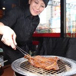 新宿思い出横丁酒場 情熱ホルモン - 焼きのサービス