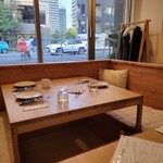 bistro douce 武蔵小杉 - 店はカウンターと通常のテーブル席の他、写真のように靴を脱げる席もあり、リラックスして過ごせます。