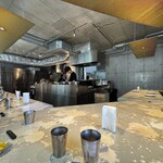 400℃ PIZZA - 店内はカウンターのみ