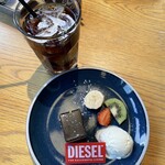 グロリアス チェーン カフェ - チョコケーキとフルーツたくさん