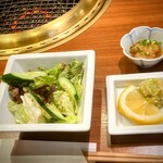 焼肉 腰塚 - サラダとタン塩用ネギ、レモン。おろしはカルビに。