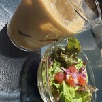 プリッキーヌ - ドリンクとサラダがセット