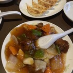 熊八珍 - 餡強めの少し甘めの酢豚と焼きギョーザ