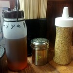 長浜ラーメンMOYORI - 内装　卓上調味料