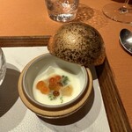 モノリス - カブの冷製スープ、塩漬けのカブ、ベルモットに漬けたイクラ。