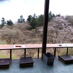 Shigeno Ya - 面向外部的桌子座位