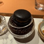 モノリス - 竹炭マカロン、クミン風味のニンジンムース。