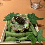 モノリス - 2皿目
      枝豆、甘海老のタルタル、オシェトラキャビア、スダチのクリーム。