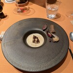 モノリス - 5皿目
      ベキャスのビスク、フォアグラ。
      ヒヨドリの股肉、ヒレ肉のロースト、ベキャスのレバー。