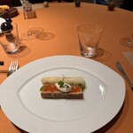モノリス - 4皿目
      タスマニアサーモンのミキュイ、サワークリーム、イクラ。
      ホワイトアスパラガスとラビゴットソース。