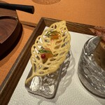 モノリス - スモークサーモンのリエットのカナッペ、パルミジャーノレッジャーノのチップス。