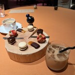 モノリス - アイスカフェオレ、お茶菓子。
      ・イチゴのタルト
      ・胡麻のマカロン
      ・オランジェット
      ・トンカ豆