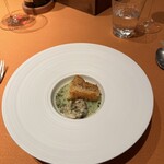 モノリス - 7皿目
      甘鯛の鱗焼き、蛤、海藻バター。