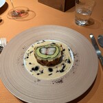 モノリス - 8皿目
      オマールブルー、ピスタチオとホタテ貝のムースのパイ包み焼き。ヴァニラとエスプレッソのソース