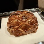 モノリス - オマールブルーのパイ包み焼き