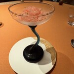 モノリス - 10皿目
      グレープフルーツ、カンパリのグラニテ、白ワインのムース。