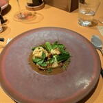 モノリス - 6皿目
      島根県産大穴子のカレー風味のフリット、筍と胡瓜とオクラと芽キャベツのソテー、花山椒、穴子の骨から出汁を取ったソース。