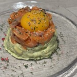 めしや因すけ - アボガドとサーモンのタルタル卵黄