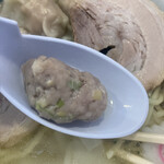 中華そば ひかり - 皮を剥いだら…生姜たっぷりの肉餡❗️