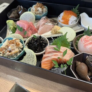 常連様からも好評♪12品をお得に味わえる「あて盛り玉手箱」