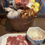 裏の山の木の子 - バスケットにはたくさんのキノコ