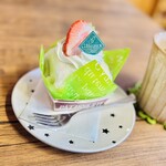 志をじ - セットケーキ ジャポン(イチゴがのっている抹茶ケーキ)とセットドリンク(烏龍茶)