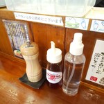 担担麺や 天秤 - 卓上調味料