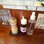 担担麺や 天秤 - 卓上調味料