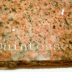 カンテサンス - テーブルに置かれている店名が銘刻された石