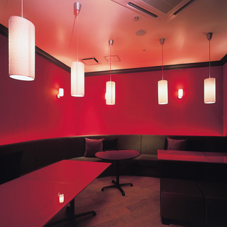 【Crimson Saloon】 ~12人/玻璃桌子漆黑，牆面深紅
