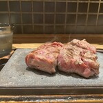ステーキ屋 松 - 厚さはこんな感じ