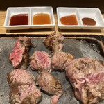 ステーキ屋 松 - 4種のソース、スタンバイOK