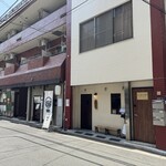 麺 みつヰ - 手前がお店、←隣は同じく高評価店の「うるち」さん