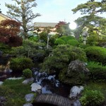 魚勝 - 中庭で池には鯉が泳いでます