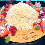 栗のいえ - こぼれモンブラン（※ ショコラアート他フルーツトッピングはTパティシエのご好意で頂戴した特別仕様です）