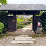 栗のいえ - 敷地内 中庭に続く正門