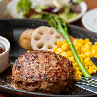 ステーキタイプのレアハンバーグと、目の前で仕上げるモンブラン