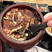 うなぎ家 しば福や - 四等分に十字に切り込みをいれて茶碗にとりわけます。