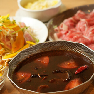 鍋のサイズは一人前。おひとり様やグループでシェアして楽しめる