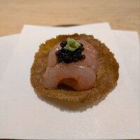 天ぷら成 - エビせんべいの上に生えび、キャビア