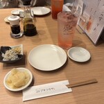 すしや コトブキ 広島JPビルディング店 - お通しとお皿、箸は運んで下さる。ガリ(０円)は自分で頼む。