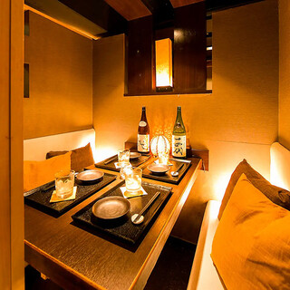 周囲を気にせず過ごせる、落ち着きのある上質な個室空間。